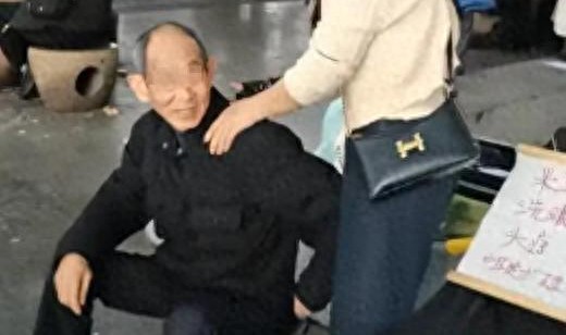 星空体育官网-长沙公园惊现 “老年服务圈”！低价刚需服务，姑娘边服务边唠嗑